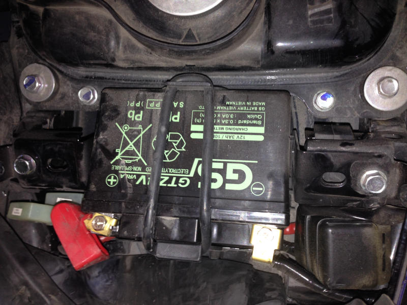 Nhận biết dễ dàng xe Exciter 135 cần thay bình ắc quy